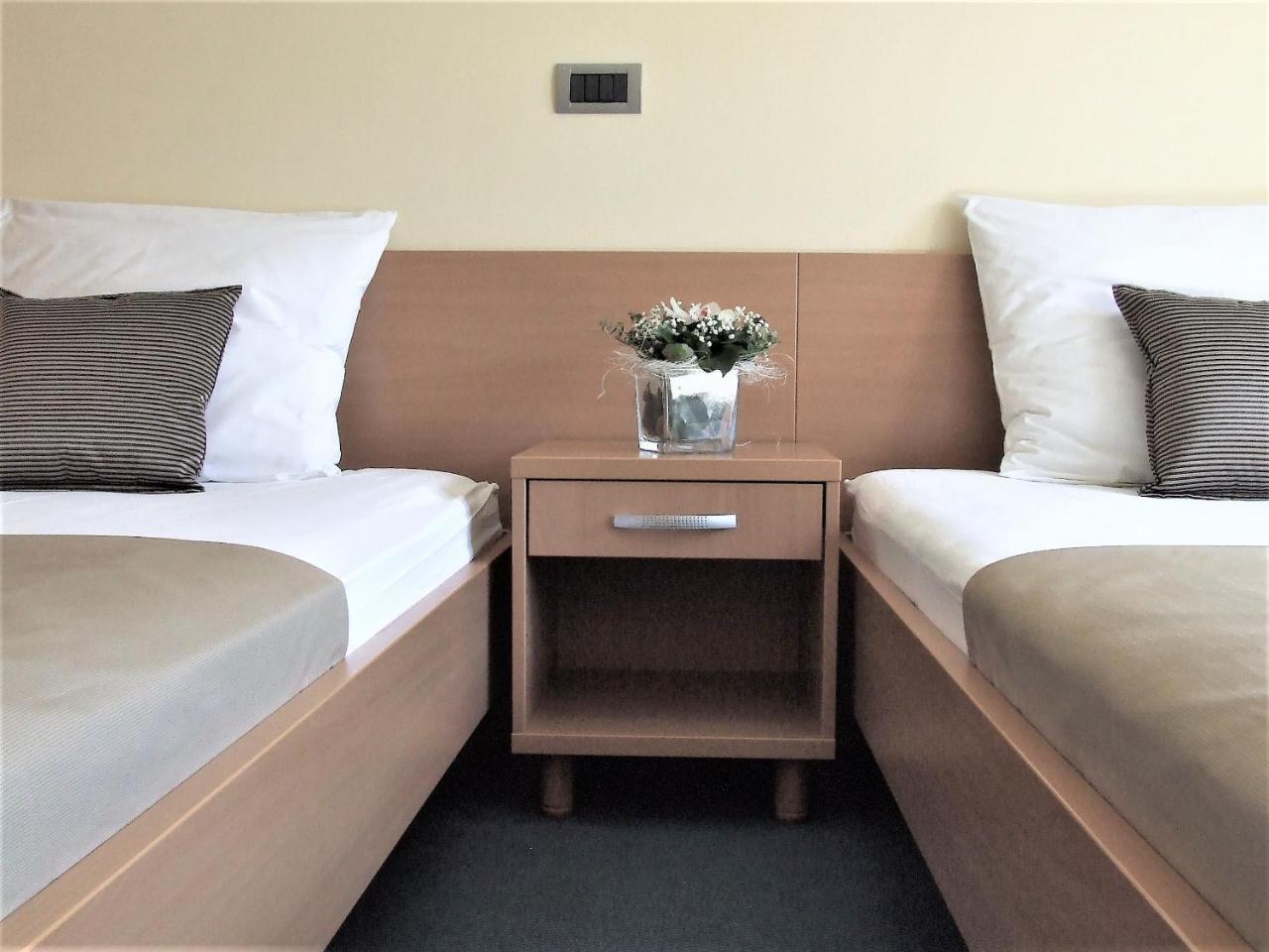 Hotel Central Slavonski Brod Bagian luar foto